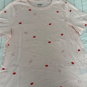 NWOT M Old Navy Light Pink Tee with Red Lip Prints
